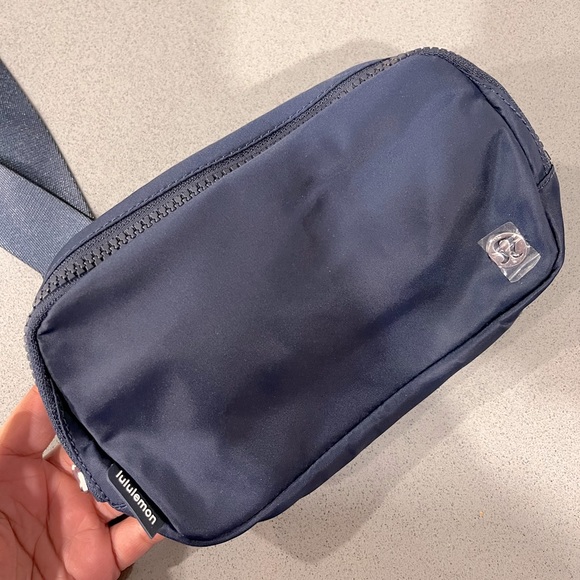 Lululemon Everywhere Belt Bag - BRAND NEW - Picture 1 of 2